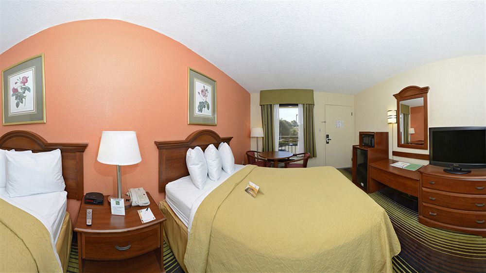 Quality Inn University Winston Salem Экстерьер фото