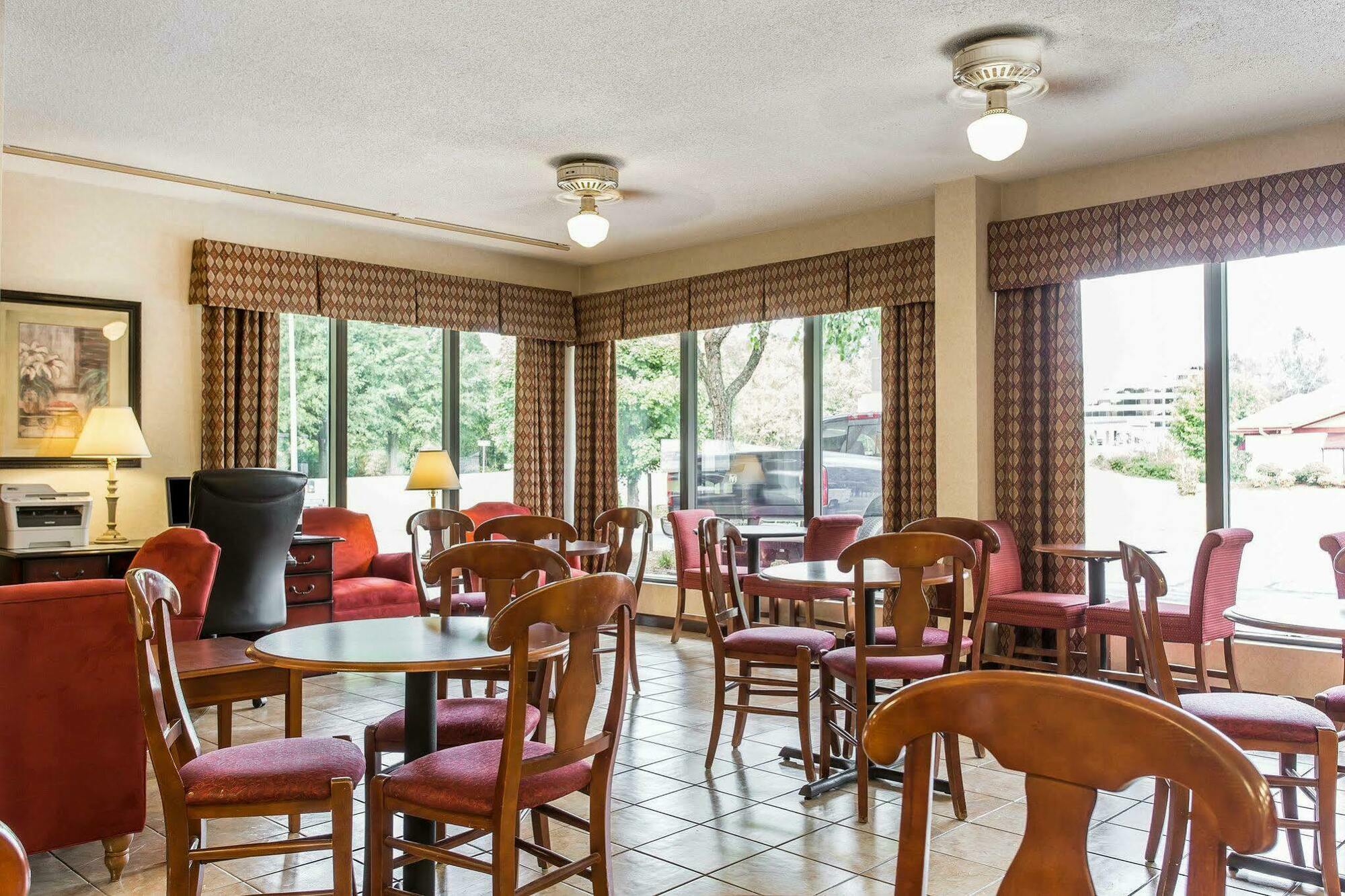 Quality Inn University Уинстон-Сейлем Экстерьер фото