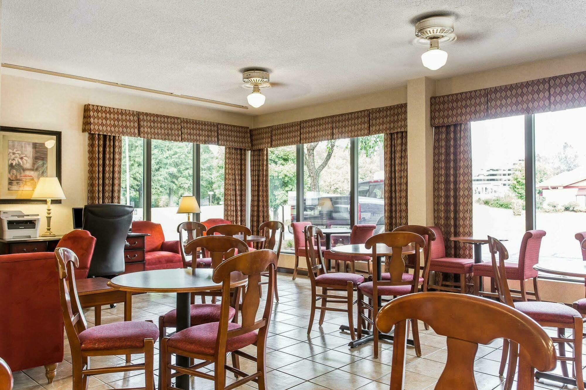 Quality Inn University Winston Salem Экстерьер фото